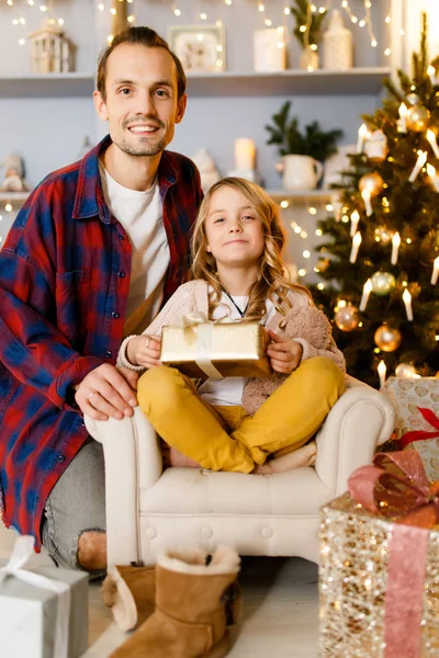 Foto de padre y niña con fondo de regalo de decoraciones de Navidad en el estudio — Foto de Stock