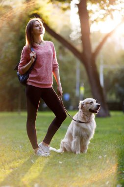 Genç esmer yürüyüş ile yaz parkta köpek resmi