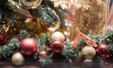 Görüntü kırmızı ve altın süslemeli dekore edilmiş Noel ağacının