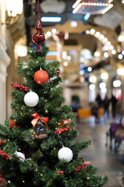 Kırmızı ve beyaz top ile dekore edilmiş Noel ağacı fotoğrafı