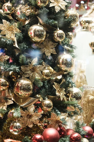 Bild des geschmückten Weihnachtsbaums mit Goldschmuck — Stockfoto