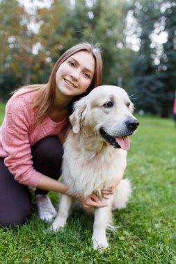 Yaz Park'ın bahçesinde labrador sarılma esmer portresi