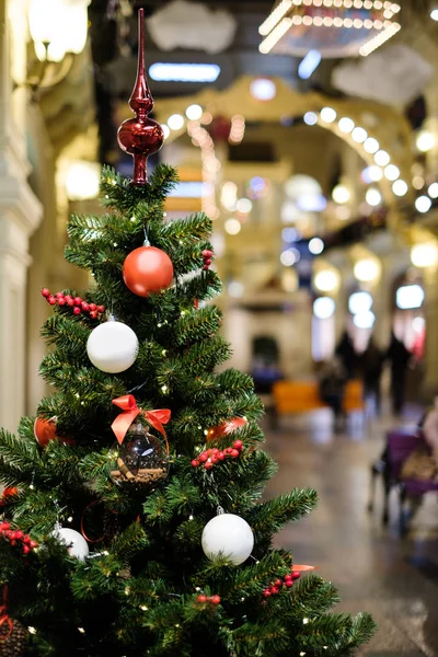 Foto des geschmückten Weihnachtsbaums mit rotem und weißem Spielzeug — Stockfoto