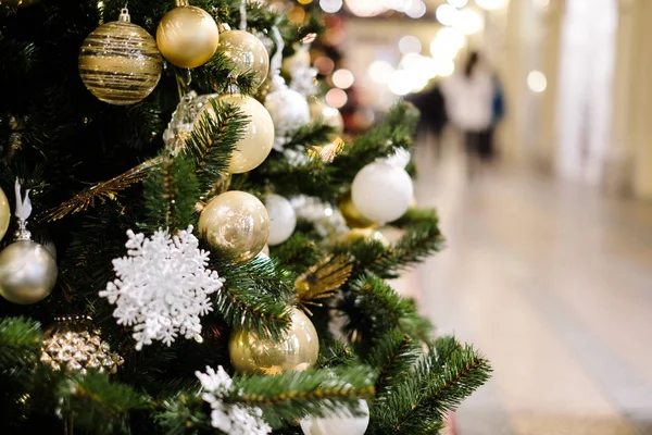 Bild des geschmückten Weihnachtsbaums mit Kugeln und Perlen — Stockfoto