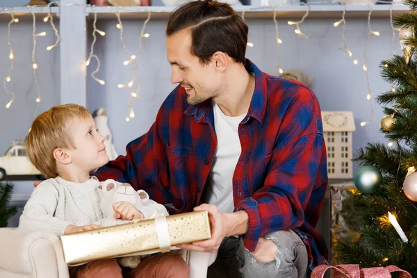 Capodanno immagine di padre e figlio sullo sfondo di abete rosso — Foto Stock