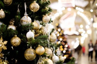 Topları ve boncuk ile dekore edilmiş Noel ağacı görüntüsünü