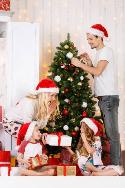 Mutlu aile Noel çam Süsle