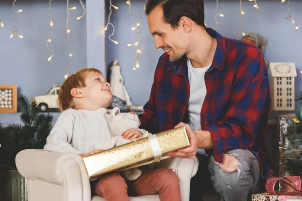 La imagen de Año Nuevo del hijo y el padre con el regalo — Foto de Stock