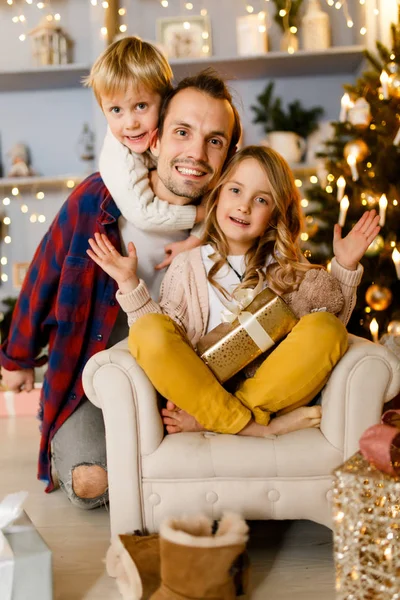 Imagen de papá, niño y niña con fondo de regalo — Foto de Stock