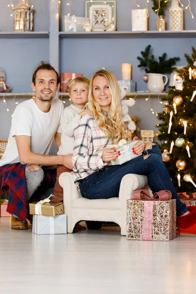 Familia alegre sentada en la sala de estar — Foto de Stock