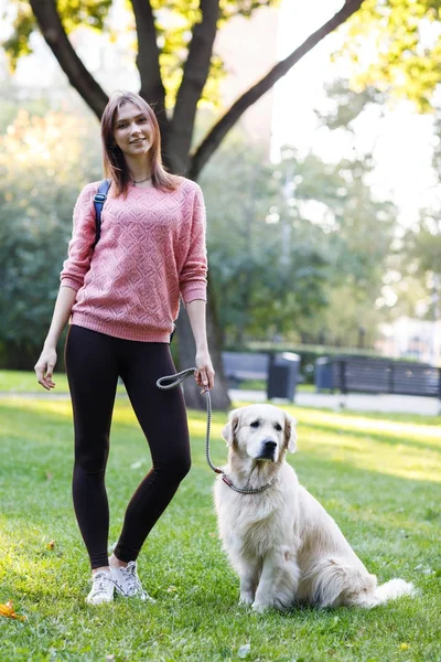 Yaz Park'ın bahçesinde labrador ile esmer ayakta portresi