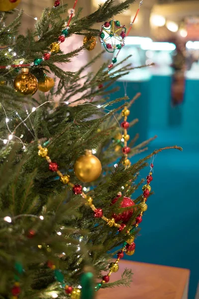 Bild des geschmückten Weihnachtsbaums mit Kugeln und Perlen — Stockfoto