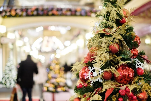 Fotoğraf kırmızı ve altın süslemeli dekore edilmiş Noel ağacının