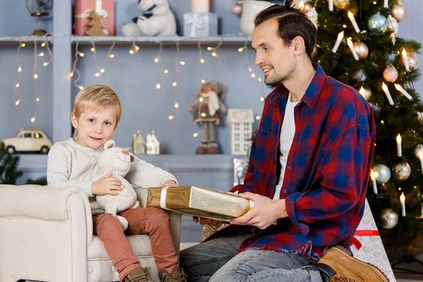 Foto di Capodanno di figlio e papà con regalo — Foto Stock