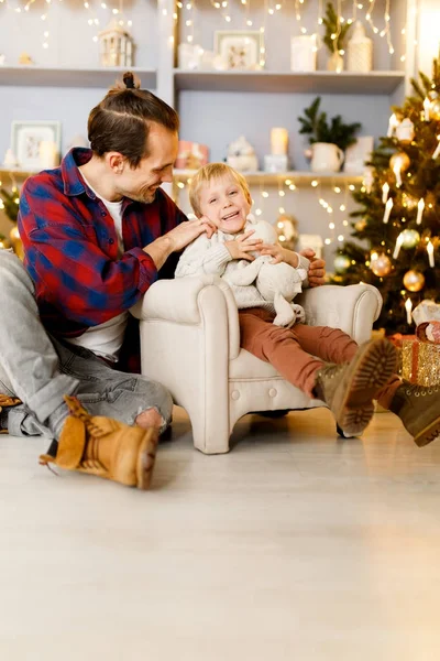 Foto festiva de niño en silla y papá feliz — Foto de Stock