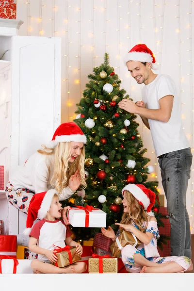 Famiglia felice decora pino di Natale — Foto Stock