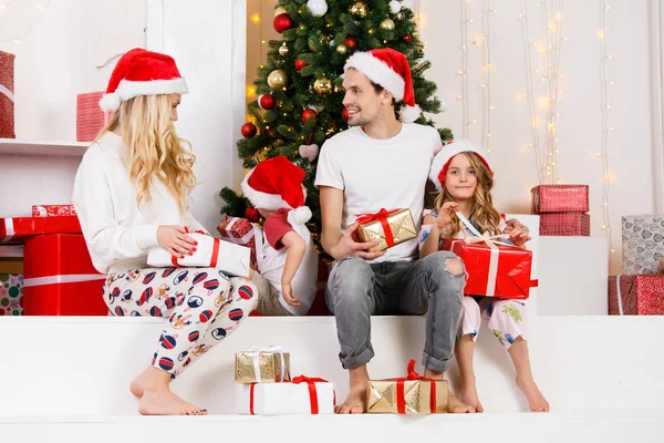 Nieuwe jaar foto van familie op New Years pine — Stockfoto