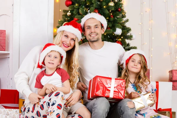 A foto de Ano Novo de família em Ano Novo pinheiro — Fotografia de Stock