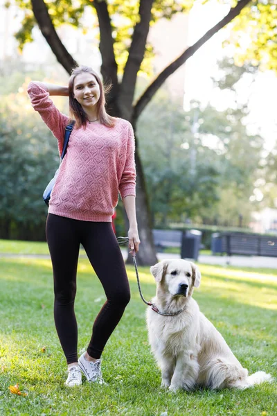 Yaz Park'ın bahçesinde labrador ile esmer ayakta fotoğrafı