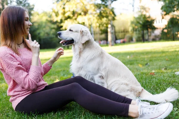 Foto van brunette knuffelen labrador — Stockfoto