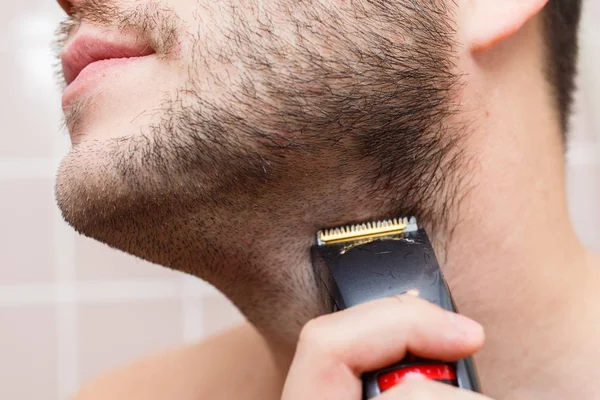 Mann rasiert sich mit Trimmer — Stockfoto