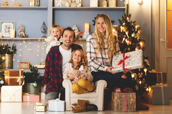 Imagen de Año Nuevo de la familia feliz en el fondo de las decoraciones de Navidad, pino — Foto de Stock