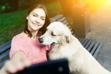 Esmer selfie geri almak ile yaz park yapım bankta resmini.