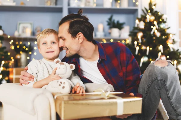 La imagen de Año Nuevo del hijo y el padre con el regalo — Foto de Stock