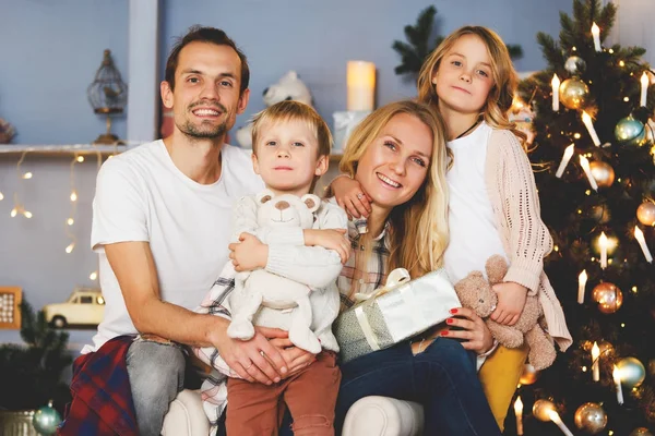 Famiglia allegra seduta in soggiorno — Foto Stock