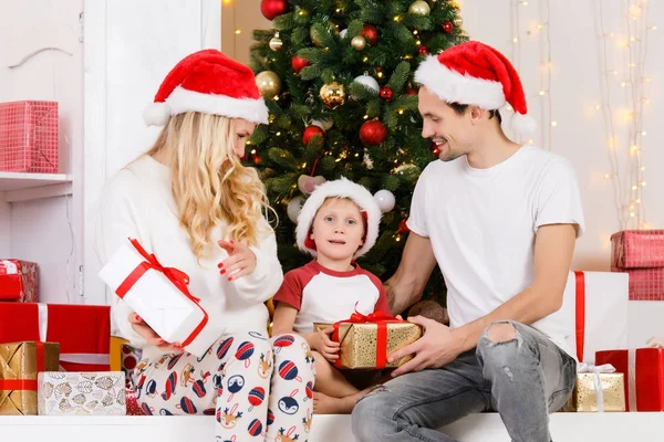 Yeni yıl yeni yıl'ta aile fotoğrafı — Stok fotoğraf