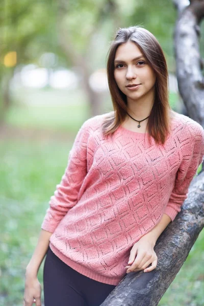 Изображение молодой женщины в розовой блузке — стоковое фото