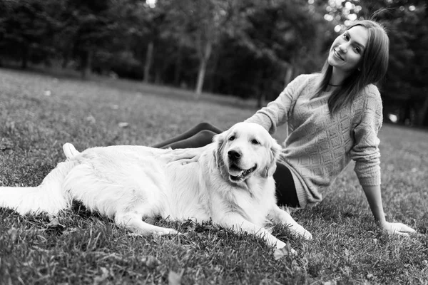 Schwarz-Weiß-Foto von brünetten Labrador umarmt — Stockfoto