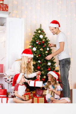 Mutlu aile Noel çam Süsle