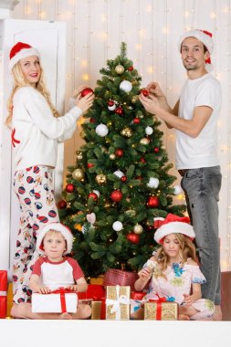 Mutlu aile Noel çam Süsle