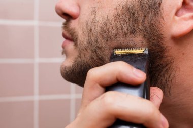 Düzeltici ile tıraş adam