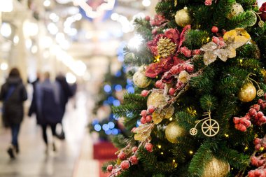 Fotoğraf kırmızı ve altın süslemeli dekore edilmiş Noel ağacının