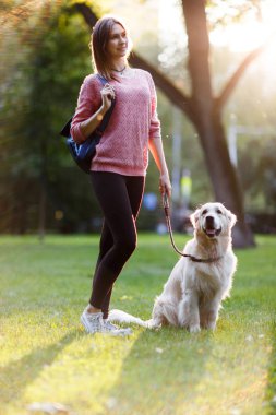 Görüntü ile köpek yaz parkta yürüyüş genç esmer