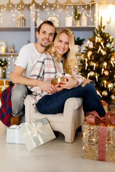 Γλυκό ζευγάρι άνοιγμα χριστουγεννιάτικα δώρα — Φωτογραφία Αρχείου