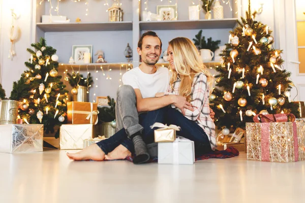 Dulce pareja abriendo regalos de Navidad — Foto de Stock