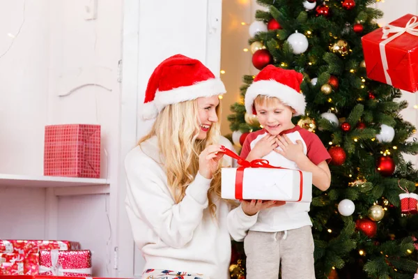 Happy family decorates Christmas pine — Stock Photo, Image