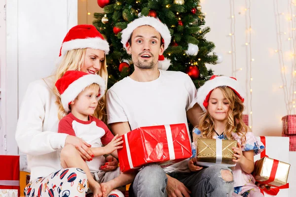 Foto de Año Nuevo de la familia en el pino de Año Nuevo —  Fotos de Stock