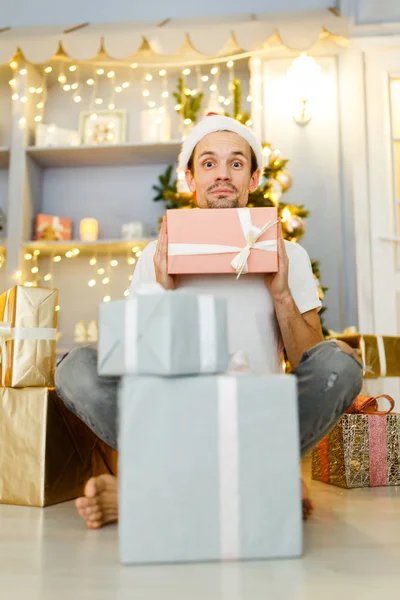 Imagen de hombres en gorras de Santa con regalo en caja y pijama —  Fotos de Stock