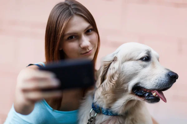 Foto da menina fazendo selfie com o cão — Fotografia de Stock