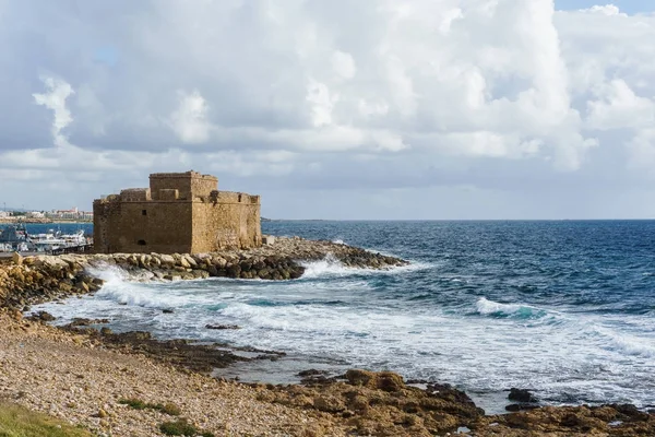 Imagen de la construcción de ladrillos en la orilla del mar — Foto de Stock