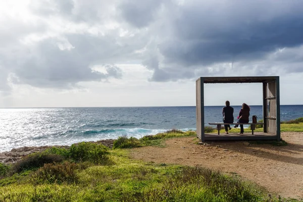 Foto di uomo e donna in gazebo dal mare — Foto Stock