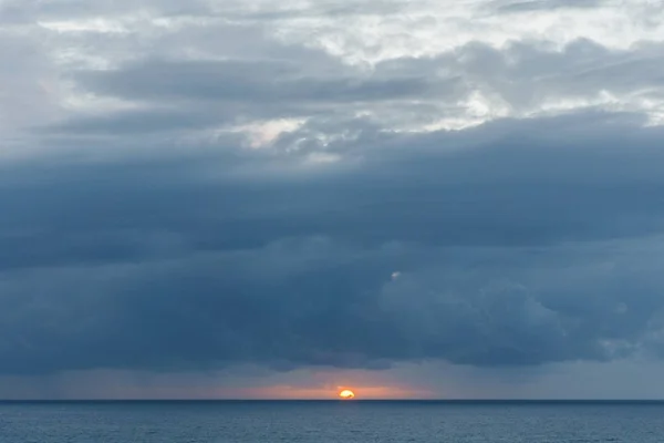 Kép a tenger, a vörös nap, a felhős ég — Stock Fotó