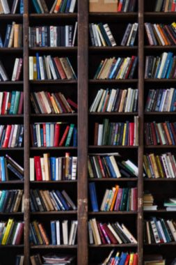 Fotoğraf çok renkli kitap rafları