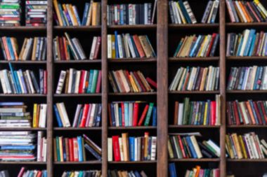 Bulanık görüntü renkli kitap rafları