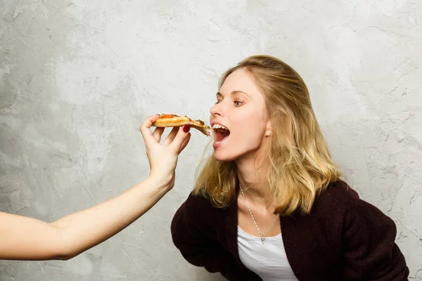 Foto von Mann streckt Pizza für blondes Model — Stockfoto