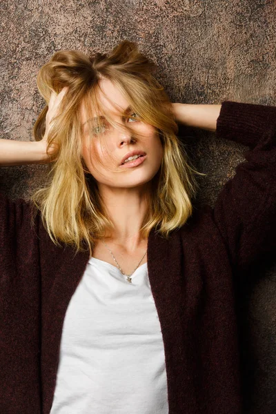 Foto de modelo de mujer en la pared marrón — Foto de Stock